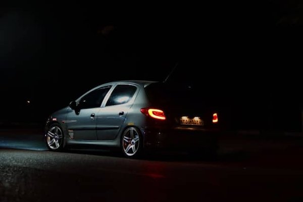 Peut-on optimiser les performances de freinage d'une Peugeot 208 avec des disques de frein en céramique?