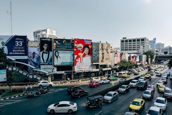 Les avantages des systèmes de détection de collision pour réduire les accidents frontaux en milieu urbain dense